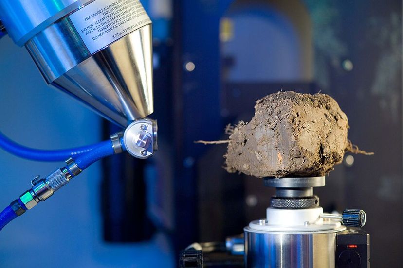 Computertomograph untersucht Bodenprobe