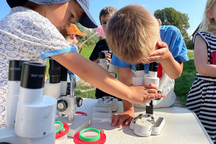 Kinder schauen durch das Binokular