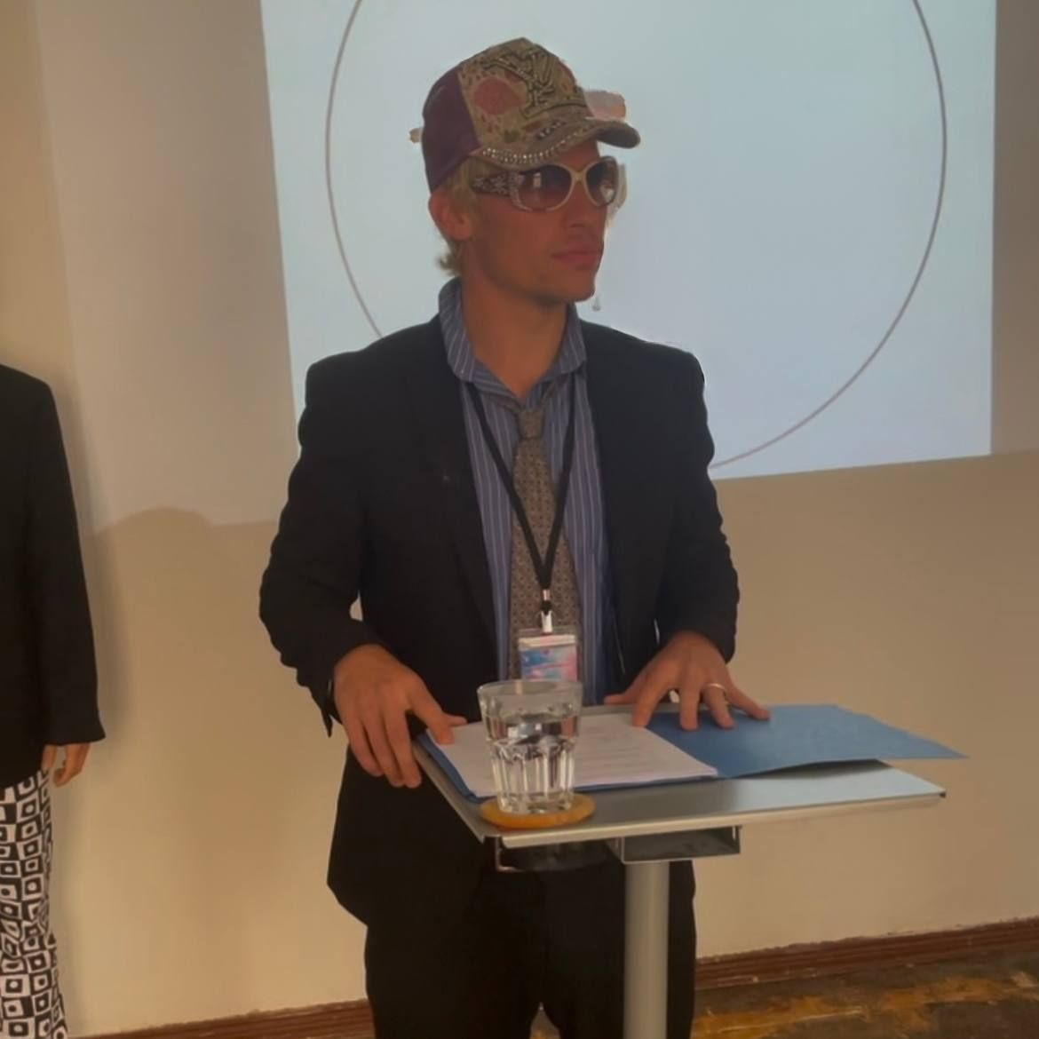 Juicy Julez im Rahmen einer offiziellen Pressemitteilung zu einer vergangenen Performance.