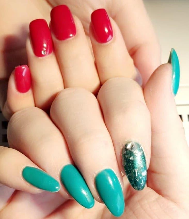 nail art rouge vert paillettes