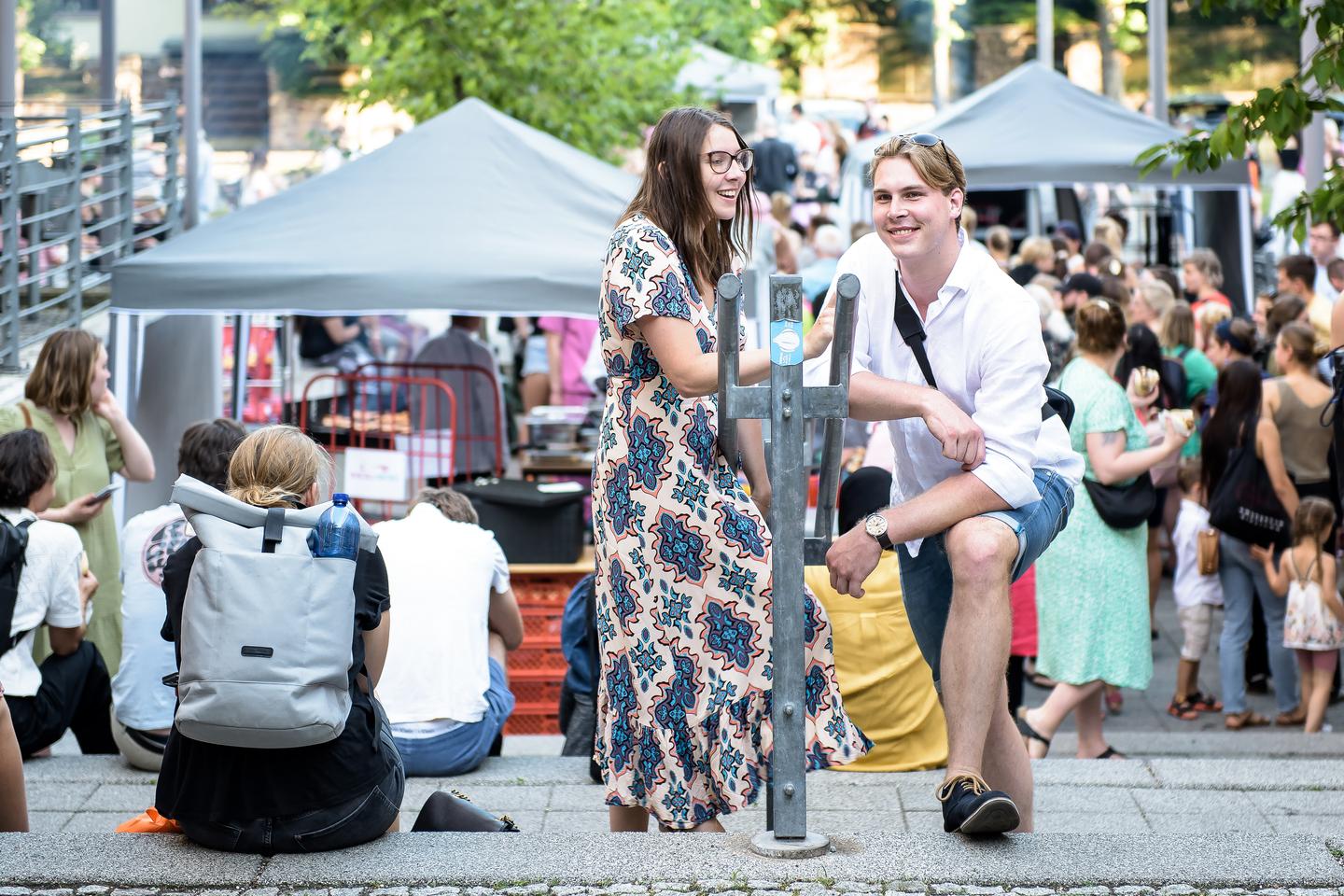 Außenbereich mit Grillspezialitäten und Getränken