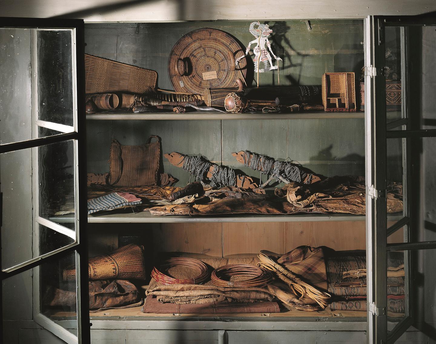Der geöffnete Borneo-Schrank in der Wunderkammer
