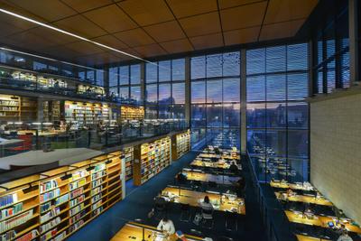 Lesesaal der ZwB Rechtswissenschaft im Abendlicht