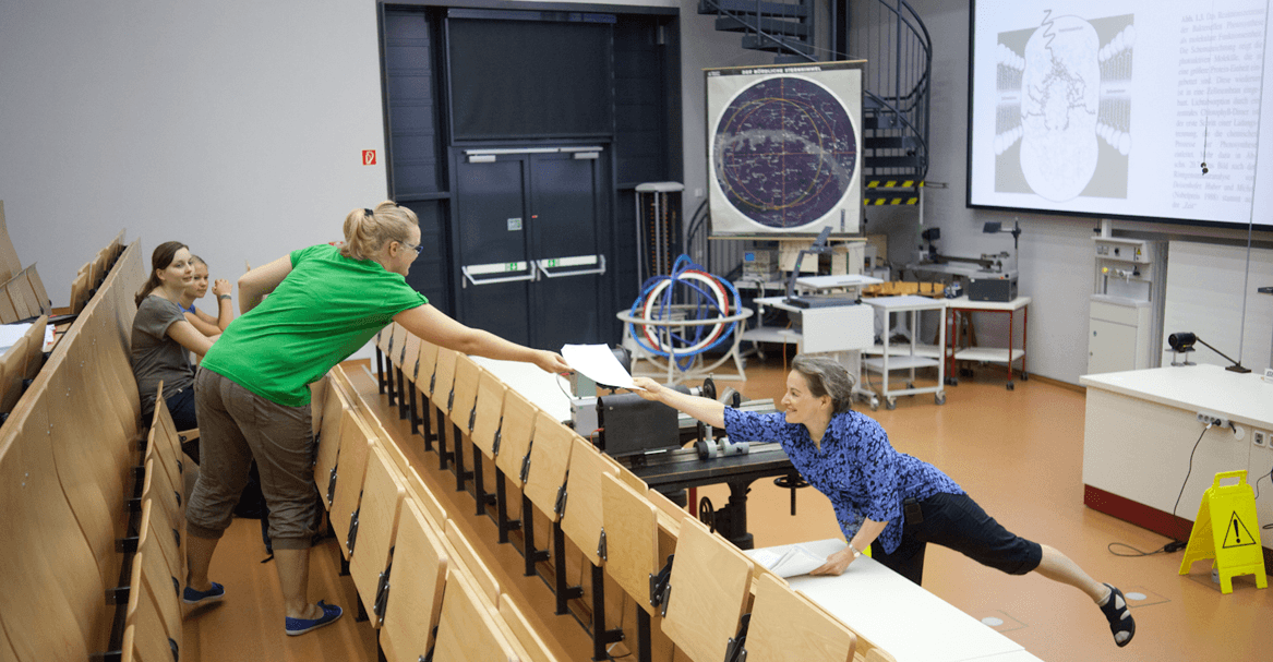 Im Physik-Hörsaal - mit guten direkten Kontakten zu den Dozenten