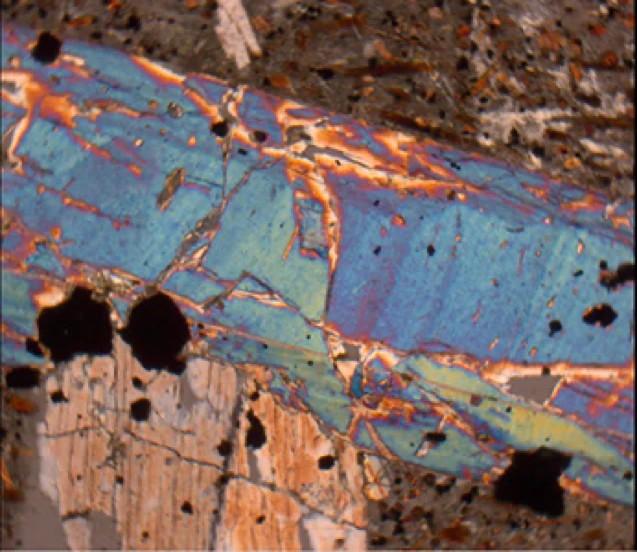 Mineral mit Interferenzfarben Polmik